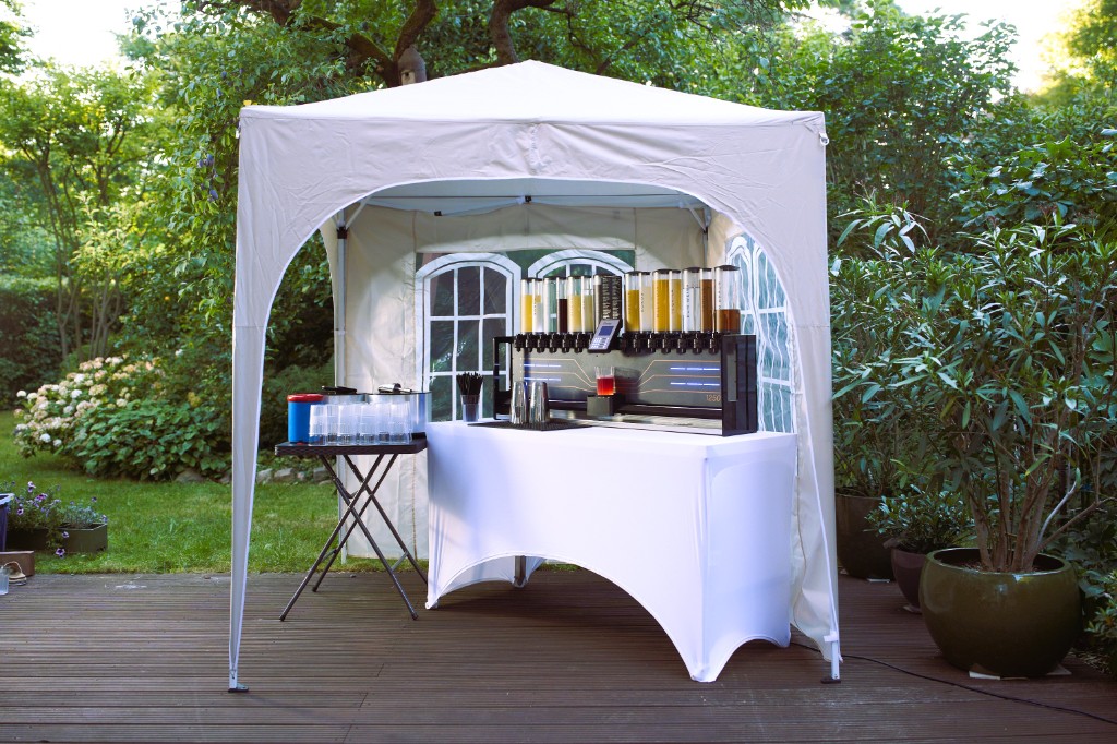 Komplette Cocktailbar mit Faltpavillon und Cocktailmaschine bei einer Feier